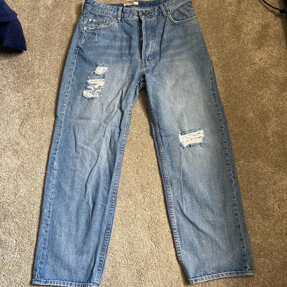 H&M blue slightly ripped Jeans. Only wore once! Great Condition